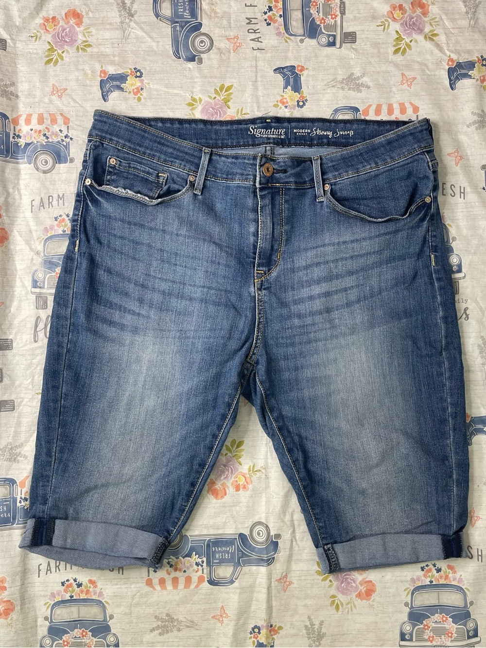 Levi Strauss & Co. Signature Modern Skinny Cuffed Bermuda Shorts Women’s Size 18